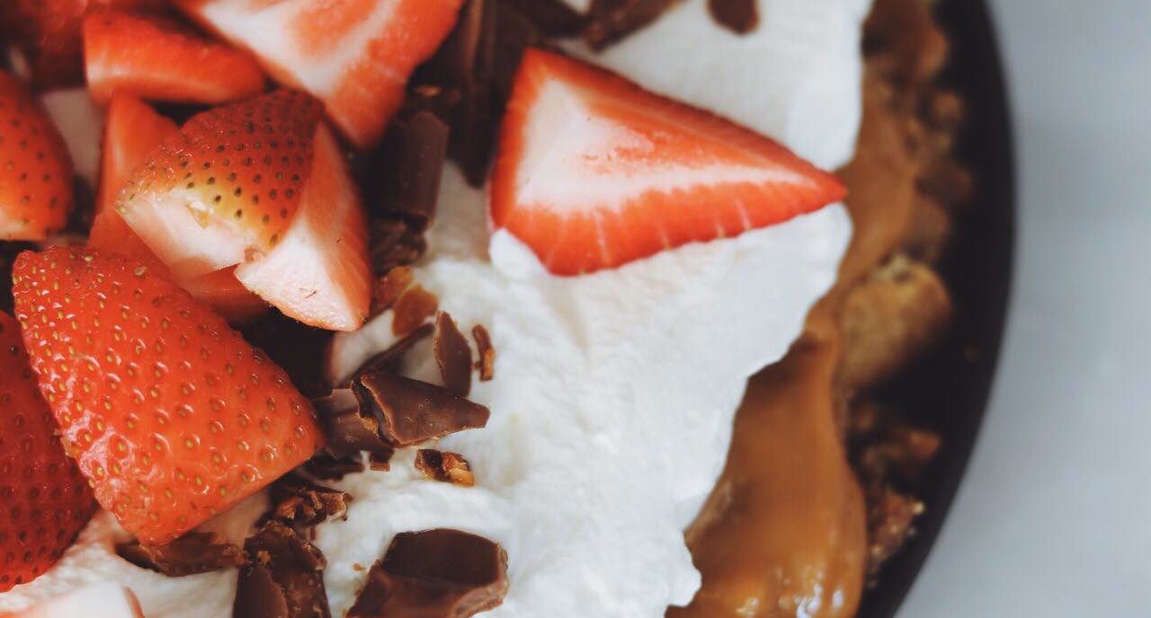 Hurtig kage med kiks, karamel, flødeskum og jordbær