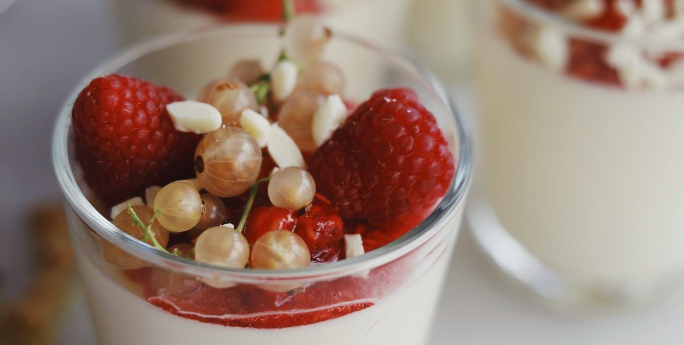 Hvid chokolademousse med marinerede bær