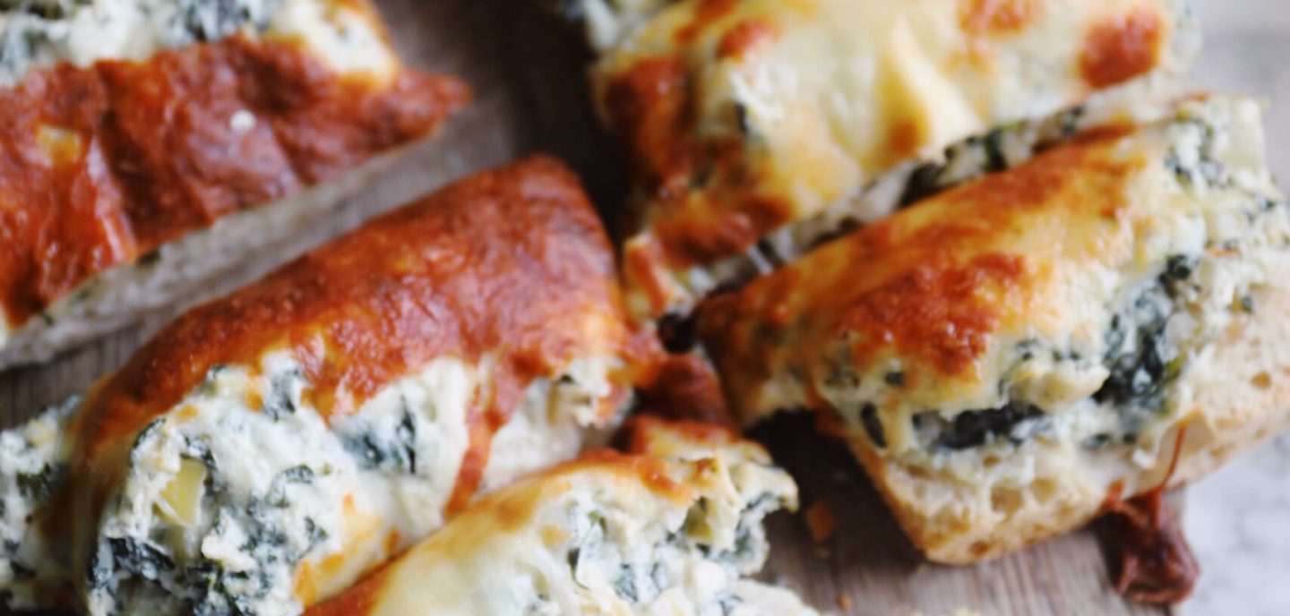 Hvidløgsbrød med spinat og artiskokker