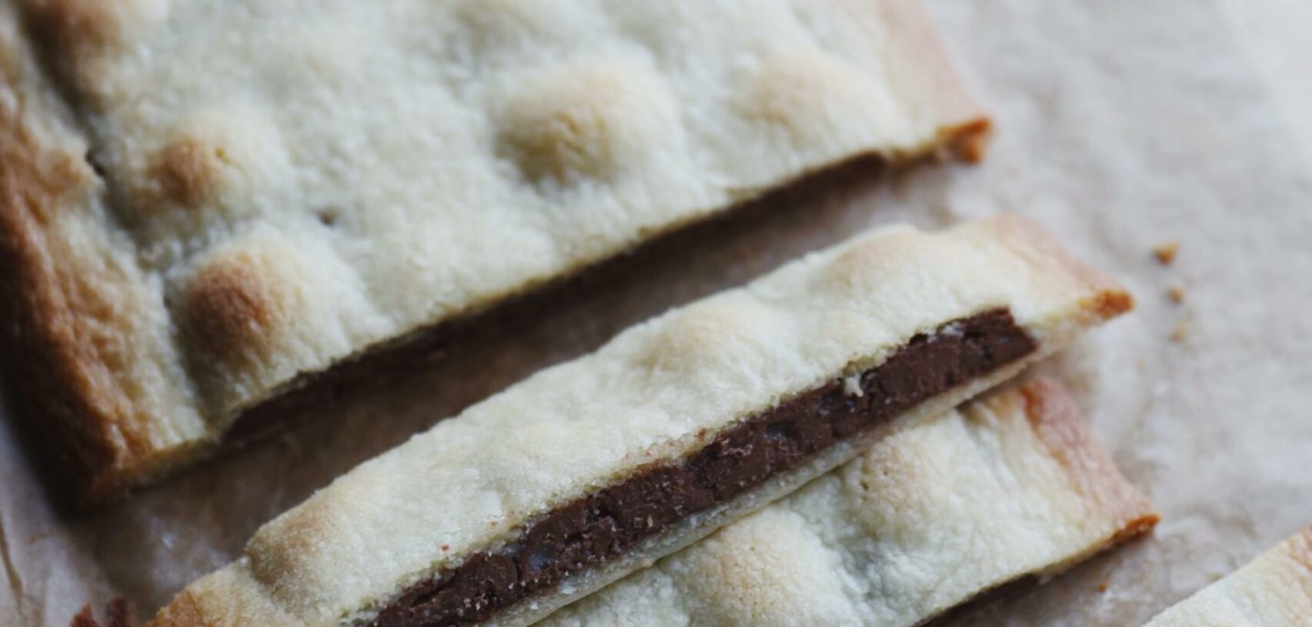 Indbagt chokolade i mørdej