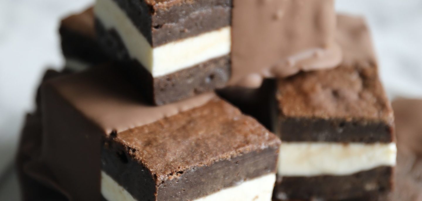 Is-sandwich med brownie og vaniljeis