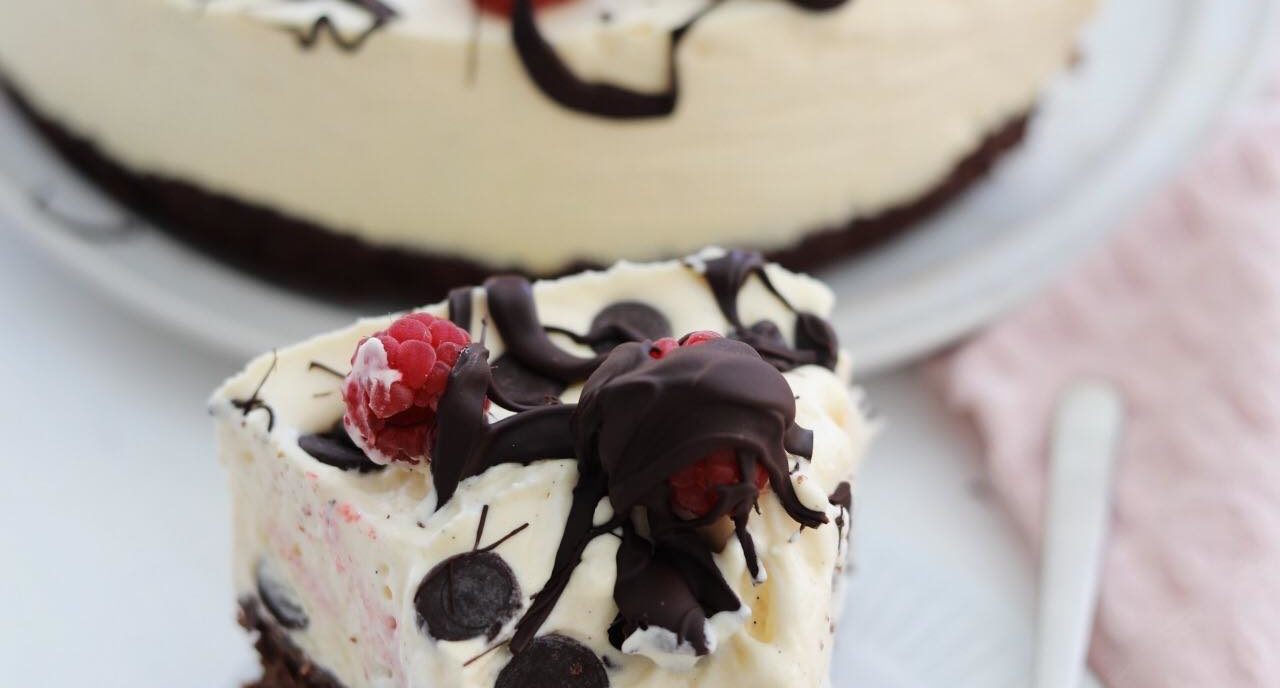 Islagkage med browniebund og vaniljeparfait med marcipan og mørk chokolade