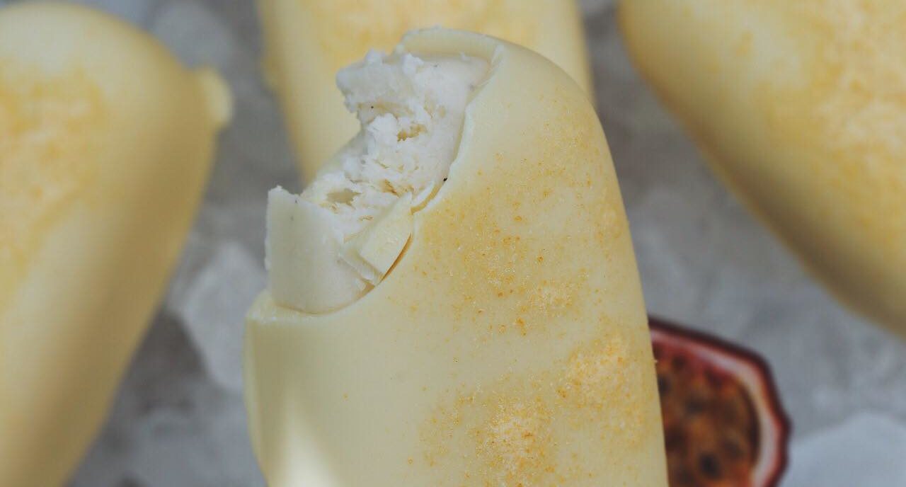 Ispinde med passionsfrugt is og hvid chokolade