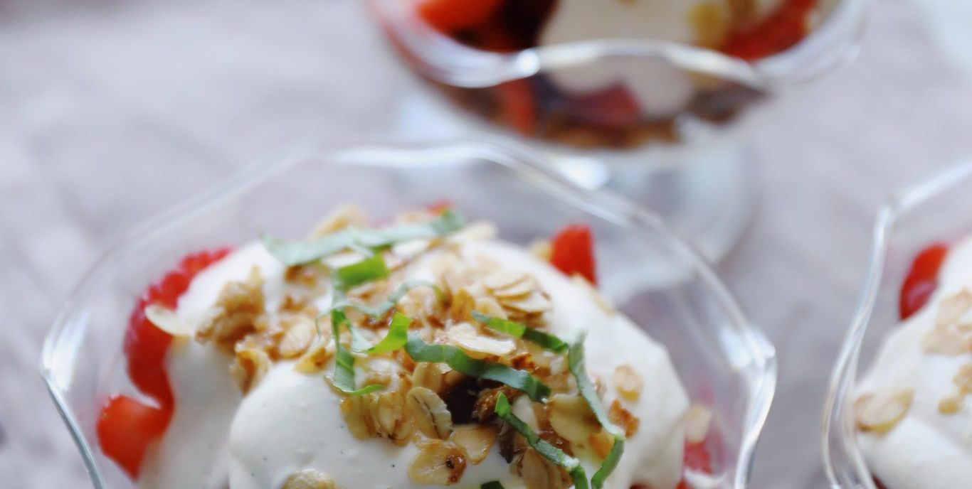 Jordbær med råcreme og ristede havregryn