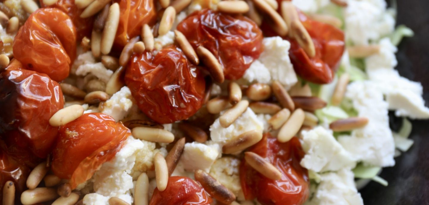 Kålsalat med bagte tomater og pinjekerner