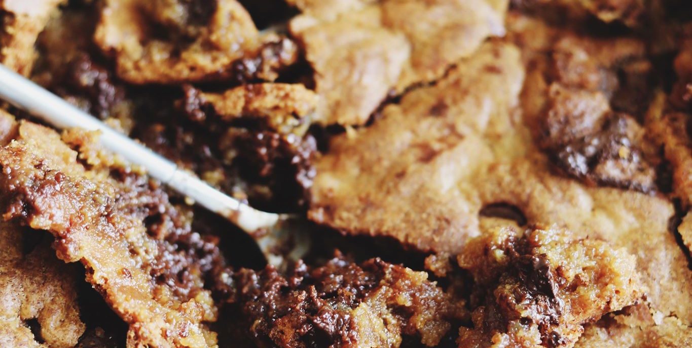 Kæmpe cookiekage med karamel