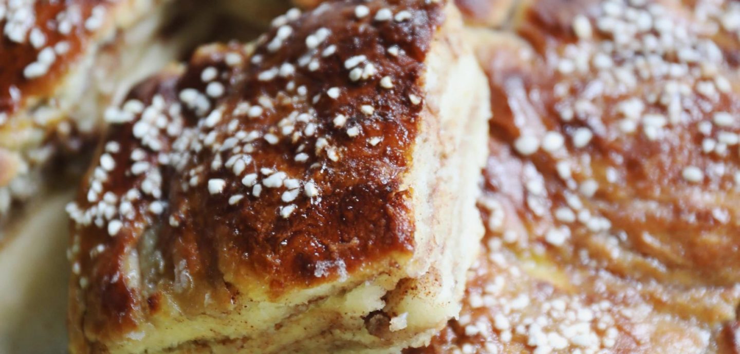 Kanelfirkanter med creme bagt i bradepande