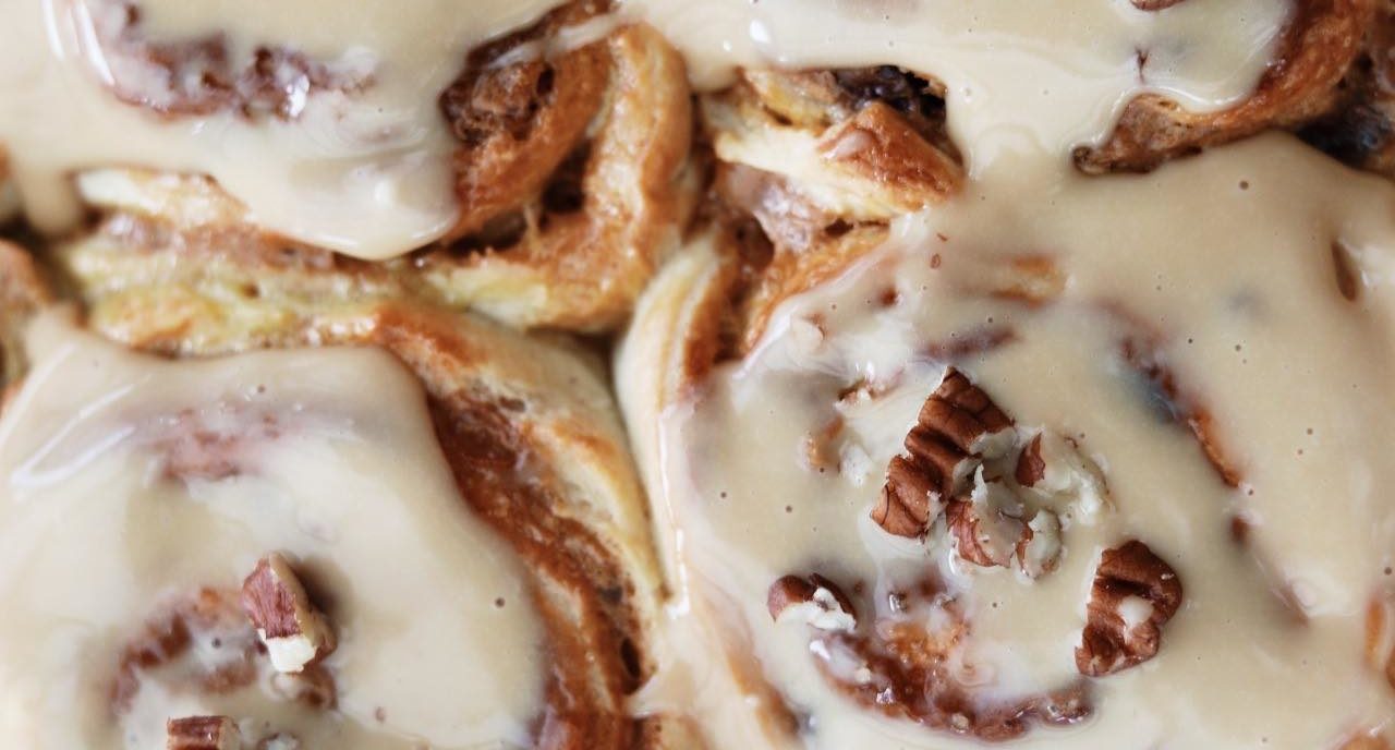 Kanelsnegle med karamel, chokolade og pekannødder