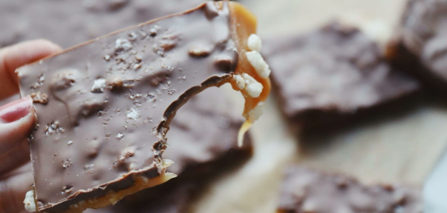 Karamelbrud med Rice Krispies og chokolade