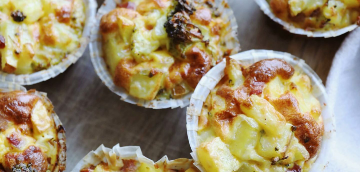 Kartoffelmuffins med bacon og broccoli