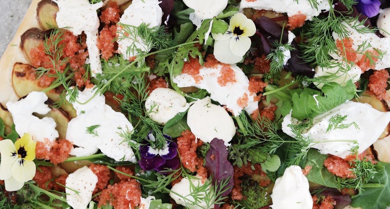 Kartoffelpizza med stenbiderrogn og burrata