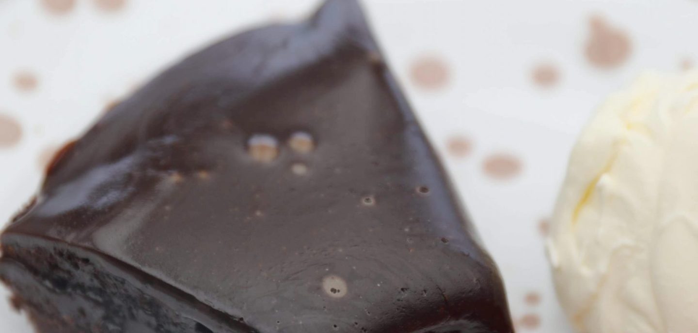 Kladdkaka med chokoladefudge med kaffe