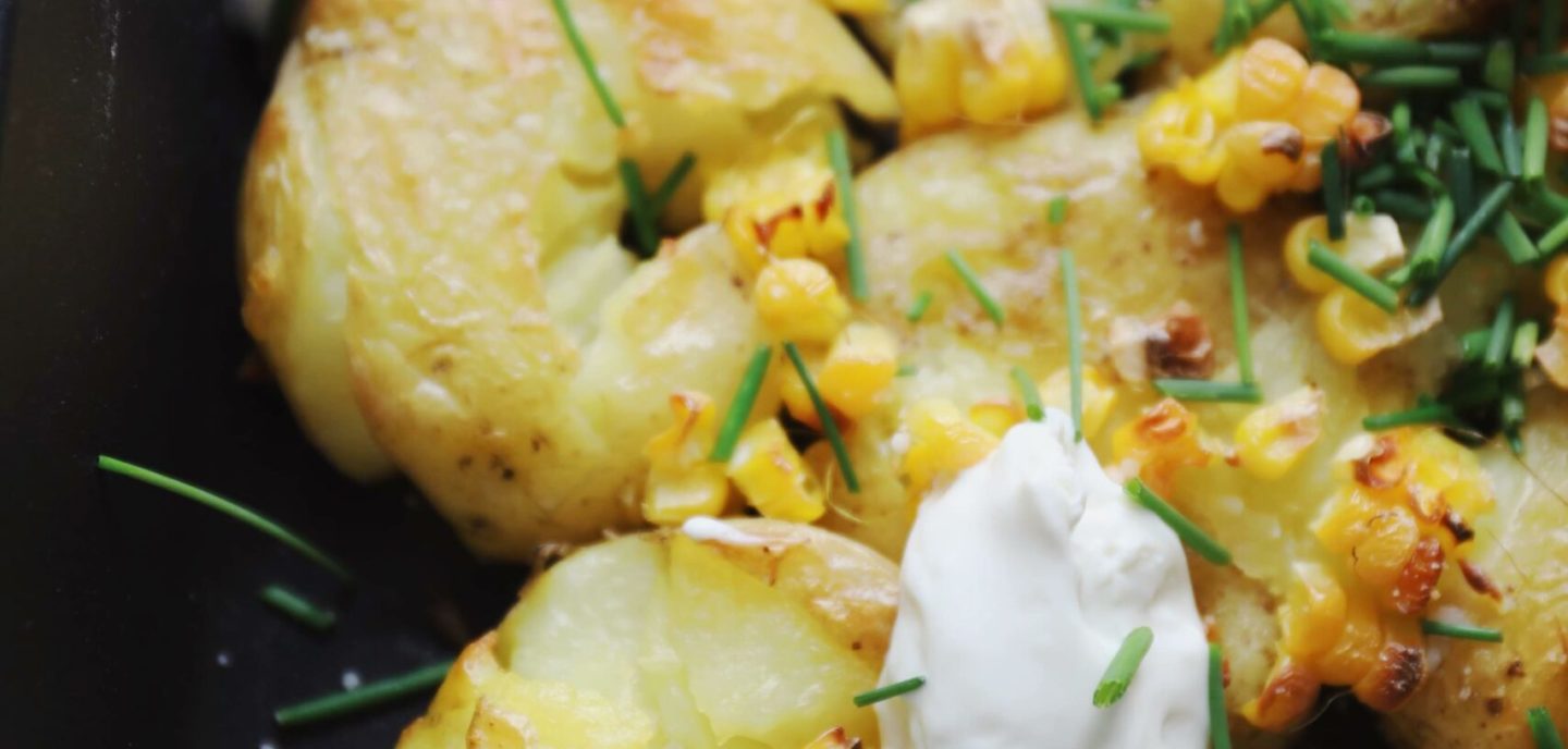 Knuste kartofler med majs og fetadip