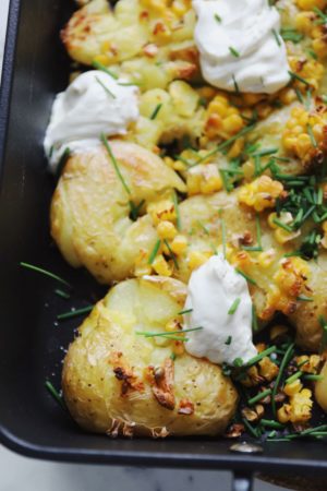 Knuste kartofler med majs og fetadip