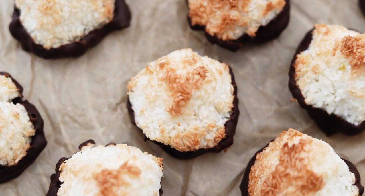 Kokosmakroner med citron og mørk chokolade