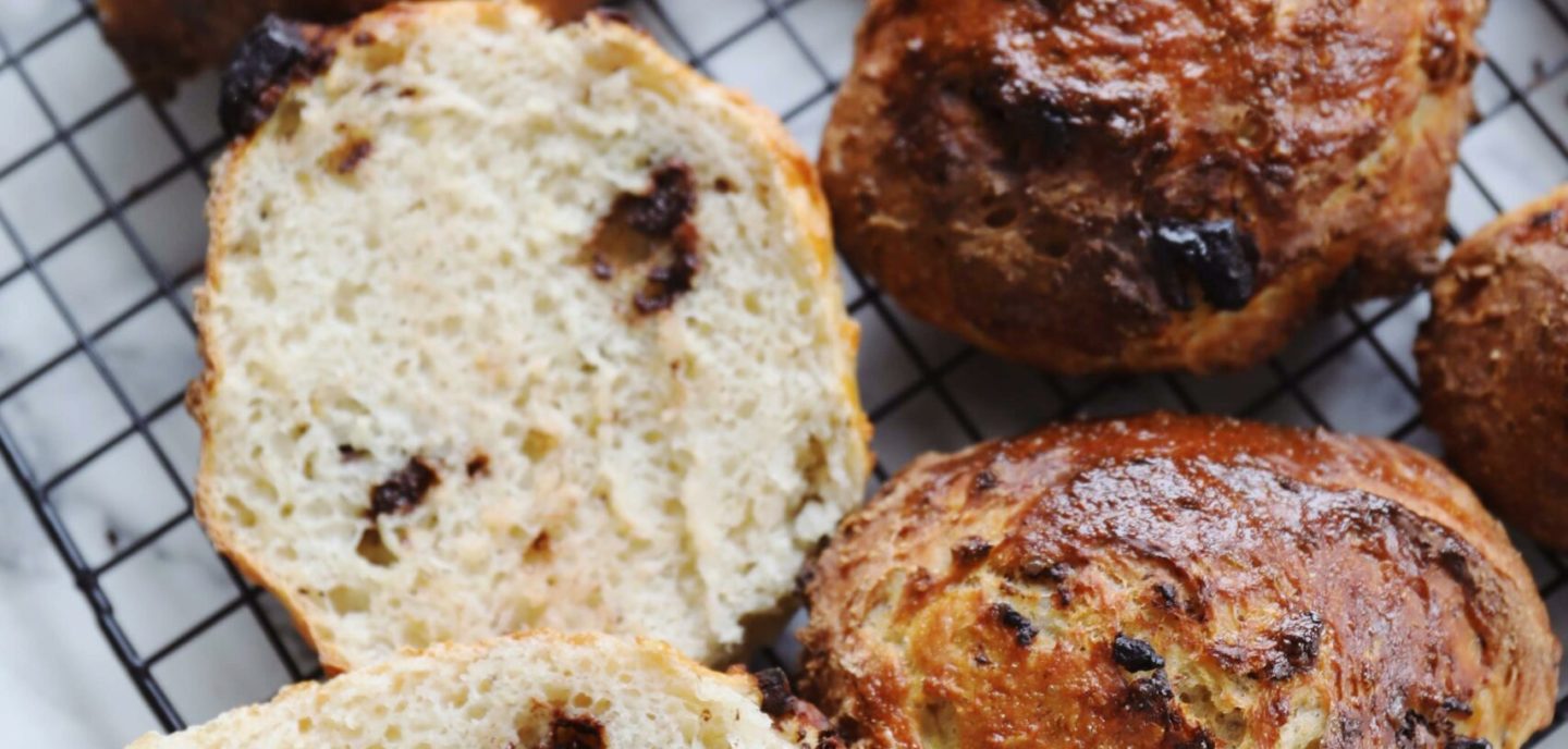Koldhævede boller med appelsin og chokolade