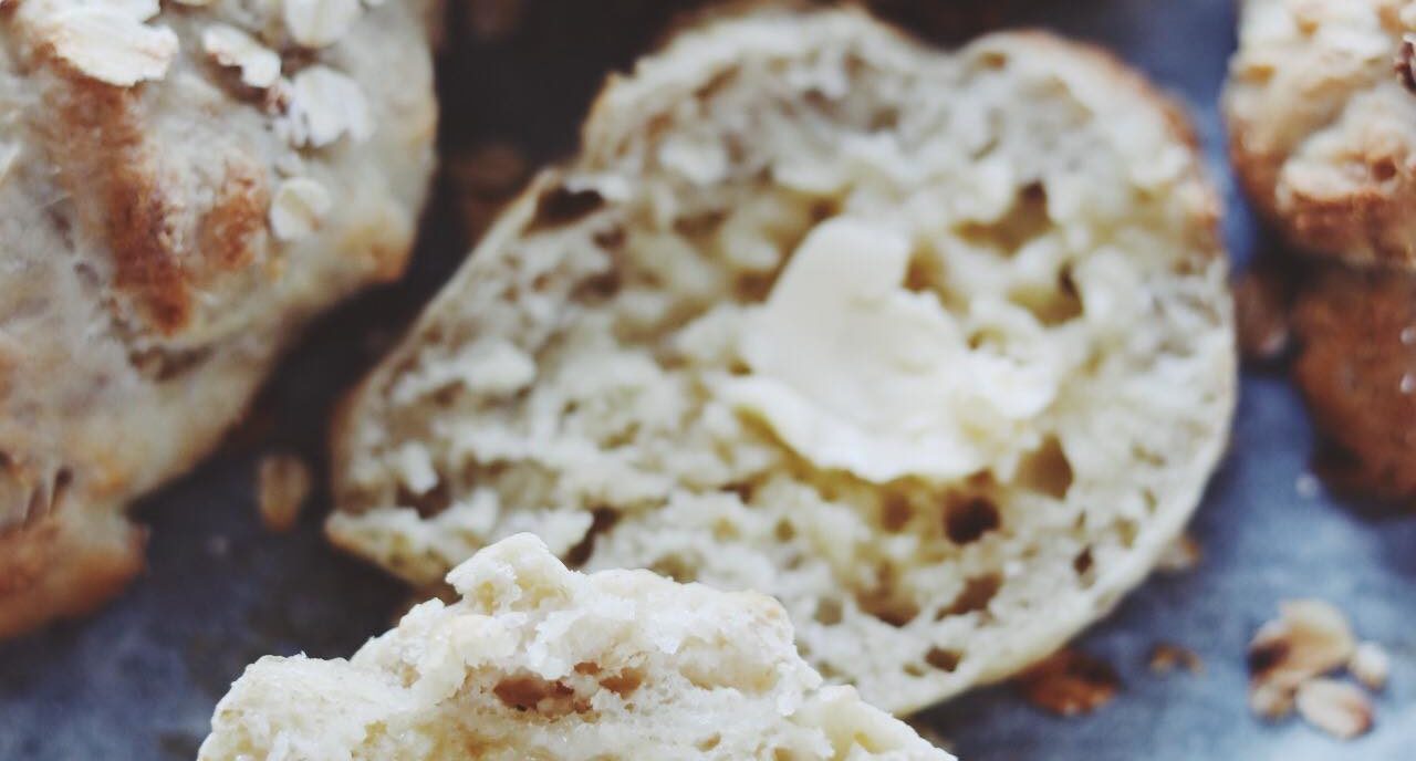 Koldhævede boller med havregryn