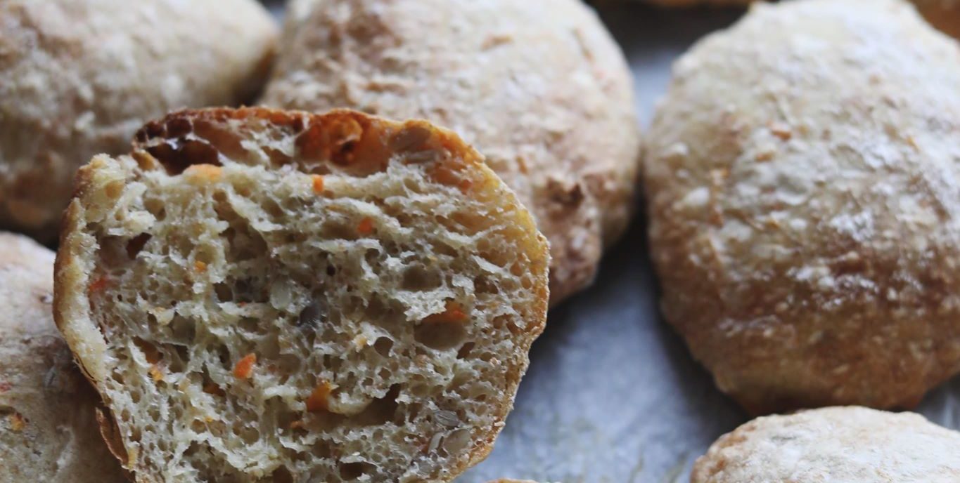 Koldhævede sprøde gulerodsboller