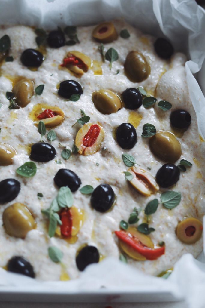 Koldhævet foccacia brød med oliven og oregano