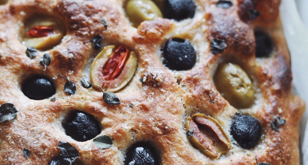 Koldhævet foccacia brød med oliven og oregano