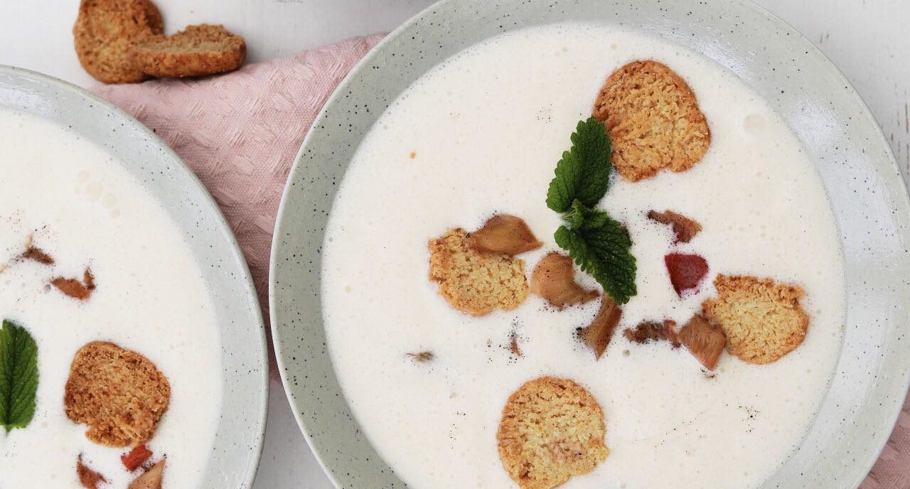 Koldskål med bagte rabarber