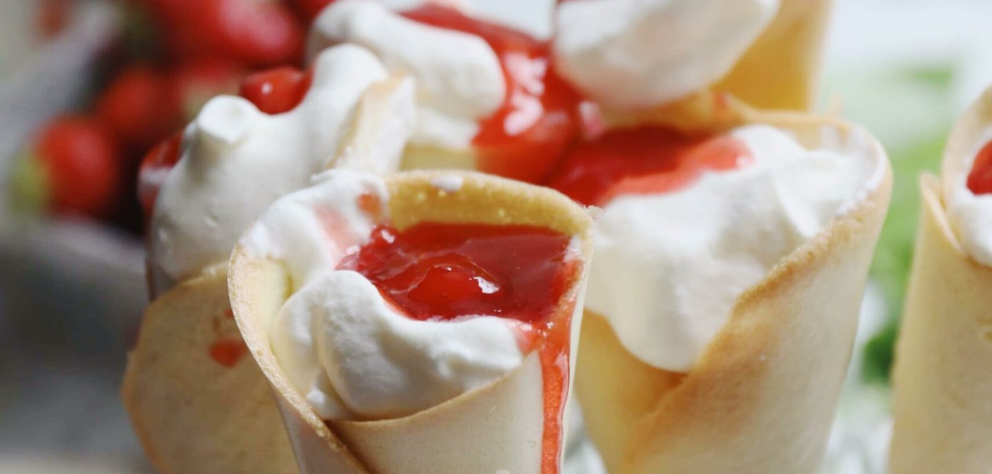 Kræmmerhuse med jordbærsyltetøj og flødeskum