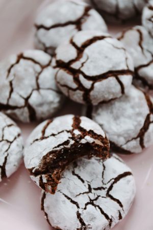 Krakelerede chokoladecookies