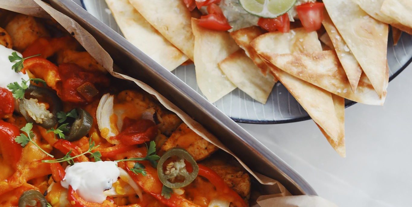 Krydret gratineret kylling med sprøde tortilla chips