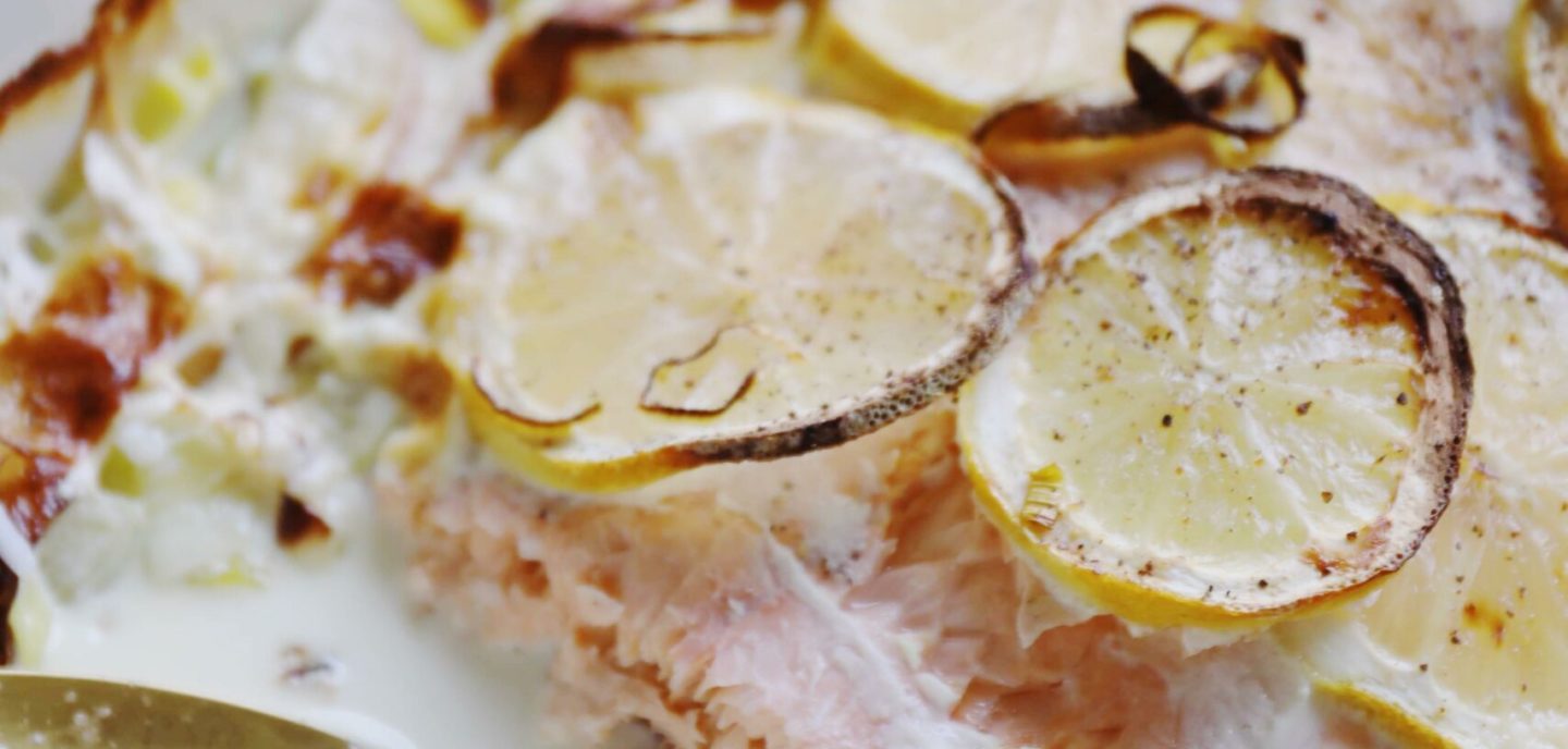 Laksefad med porrer og æble