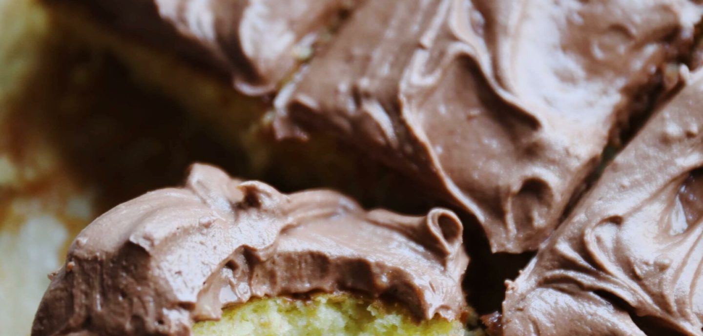 Luftig kage med chokoladefrosting