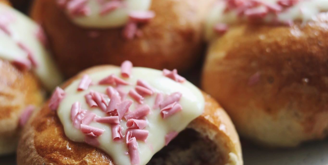 Luksus fastelavnsboller med solbær, remonce, creme og chokolade