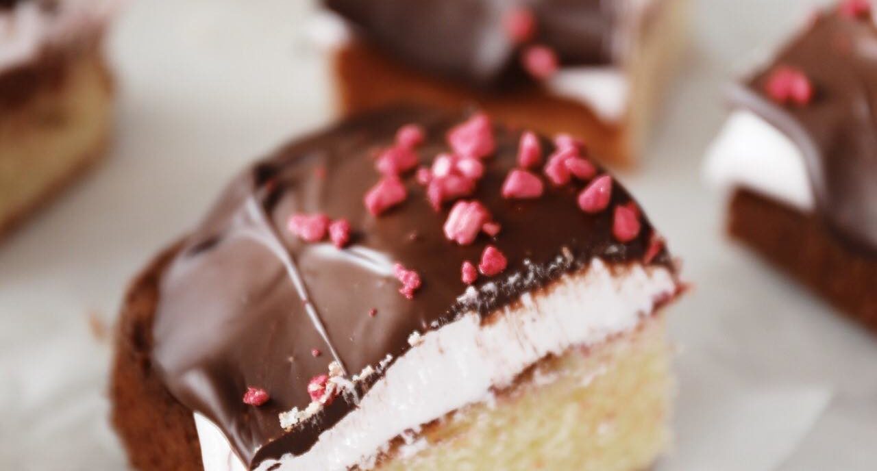 Marcipankage med citron, hindbærflødebolleskum og mørk chokolade