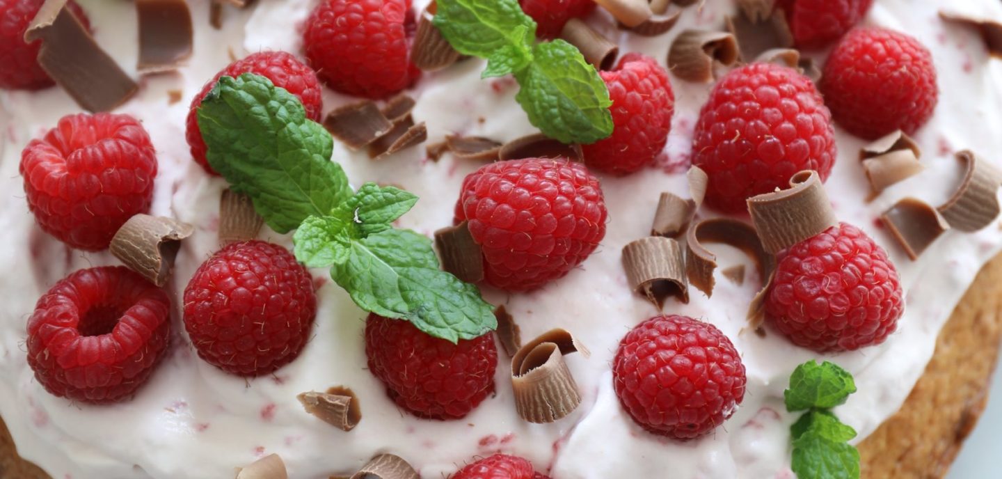 Marcipankage med hindbærskum