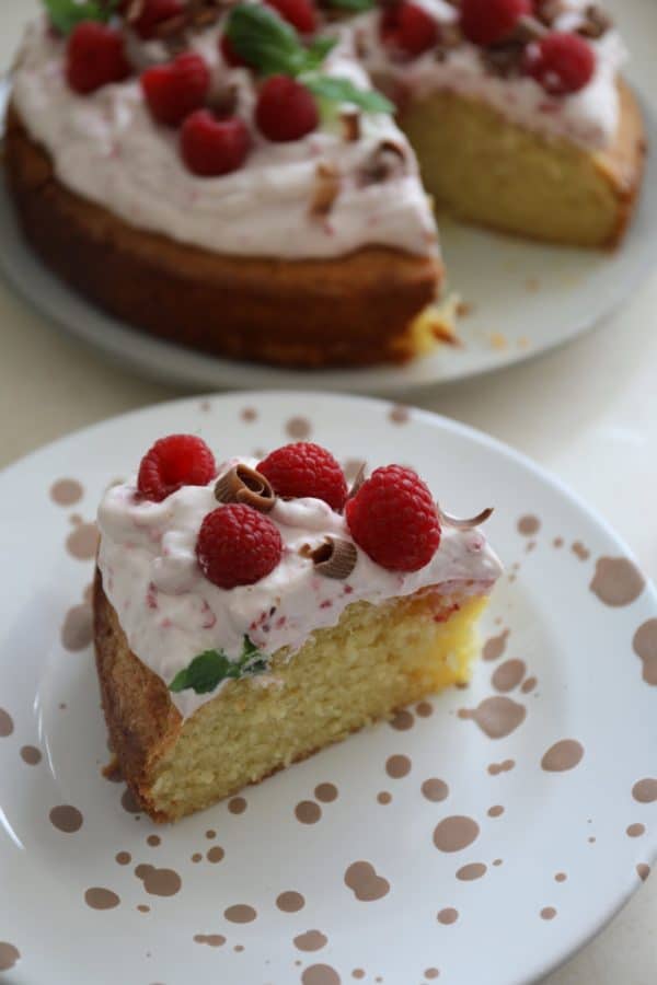 Marzipan cake with raspberry mousse - Frederikke Wærens