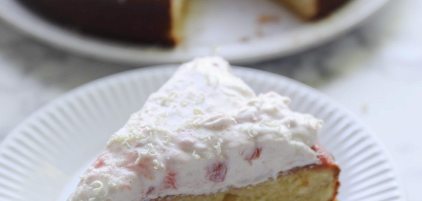 Marcipankage med rabarberskum