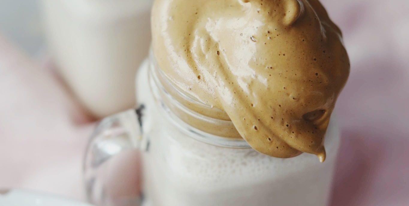 Milkshake med kaffe og Dalgona kaffeskum