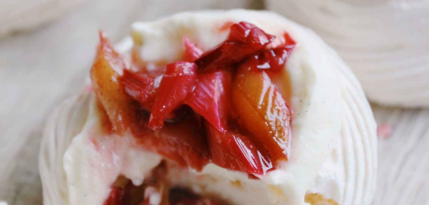 Mini pavlova med bagte rabarber