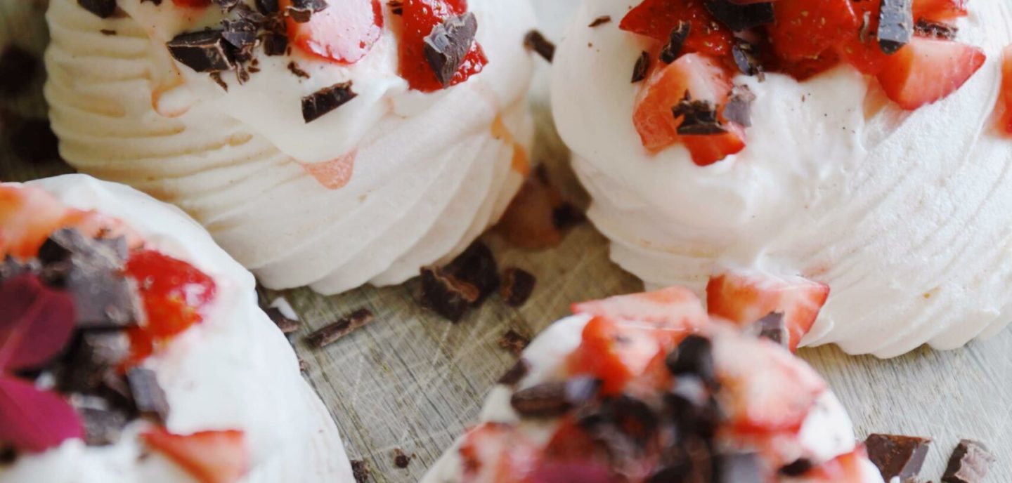 Mini pavlova med marinerede jordbær