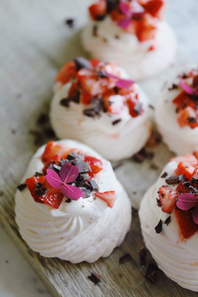 Mini pavlova med marinerede jordbær
