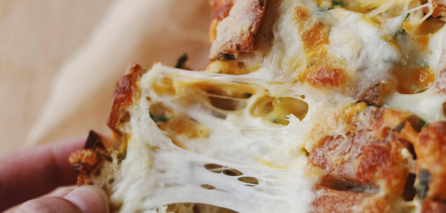 Nemt hvidløgsbrød med ost og persille