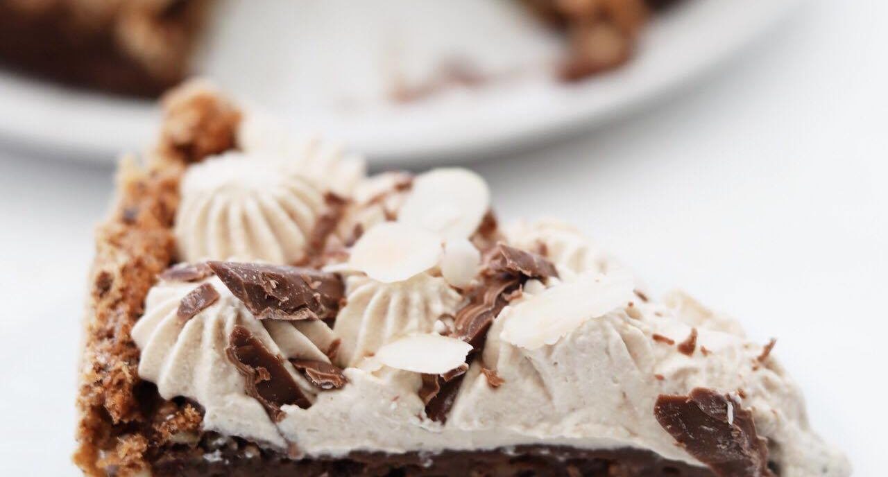 Nøddebund med chokoladeganache og kaffeskum