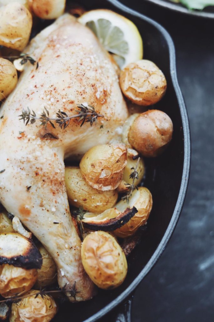 Ovnstegt kylling med kartofler og urter