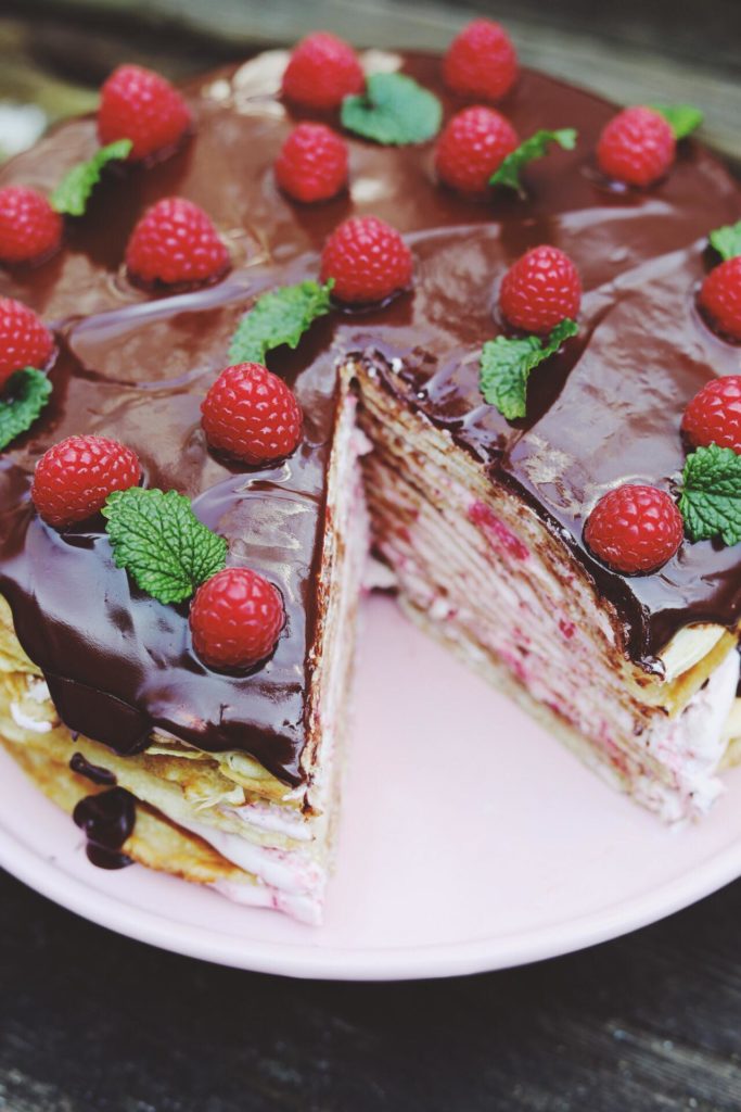Pandekage lagkage med hindbærskum og chokolade