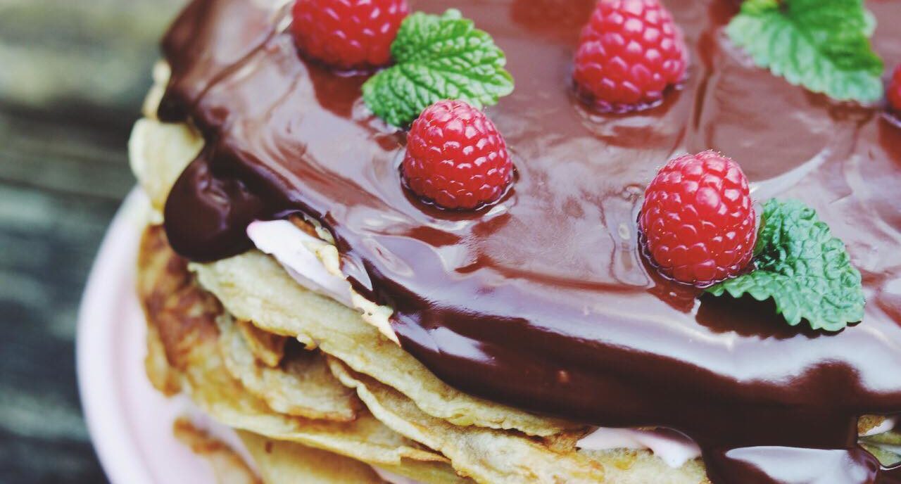 Pandekage lagkage med hindbærskum og chokolade
