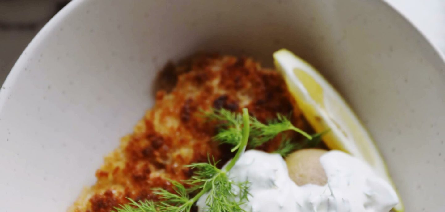 Paneret torsk med dildsauce