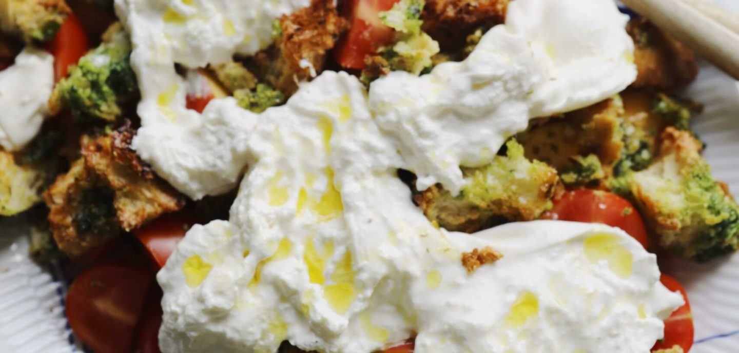 Panzanella med fersken og burrata