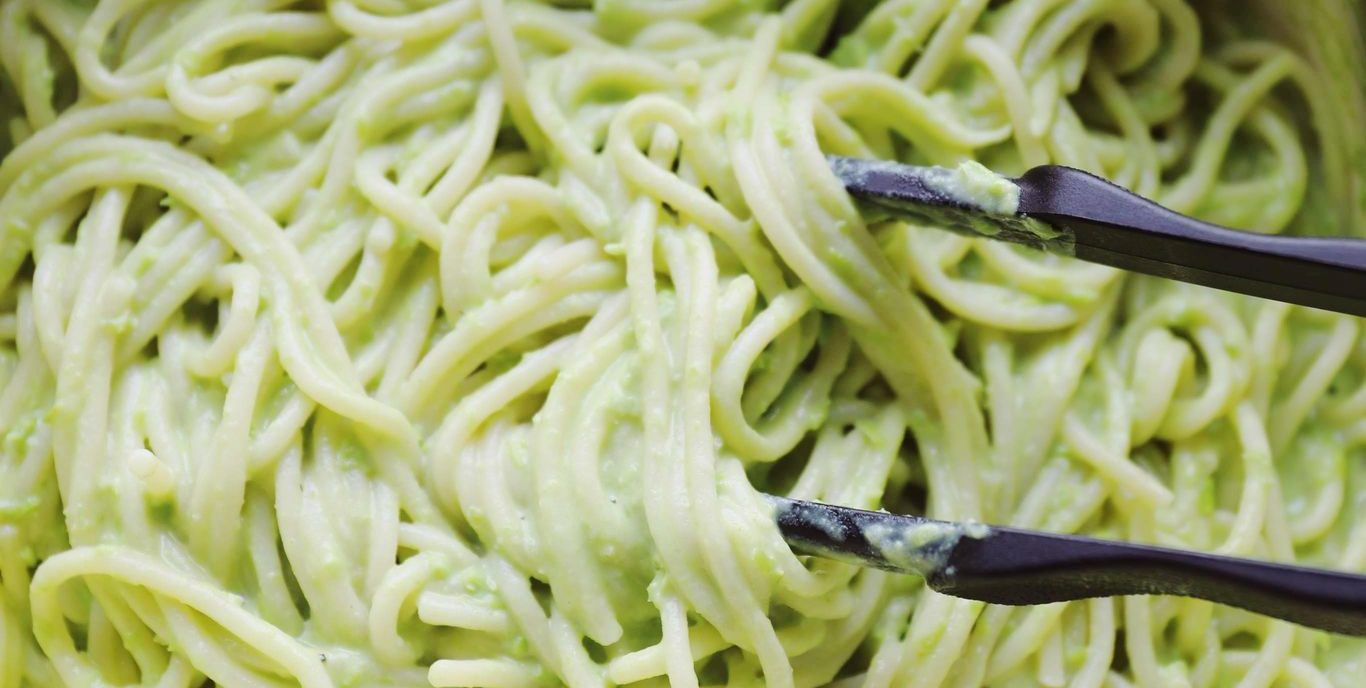 Pasta i cremet ærtesauce