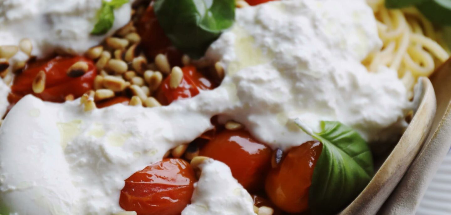Pasta med brunet smør, tomater og burrata