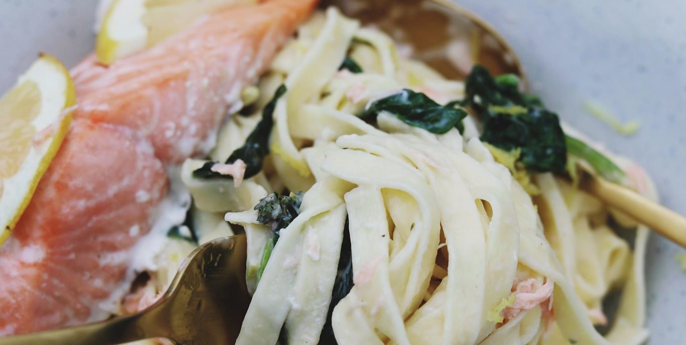 Pasta med laks, citronsauce og spinat