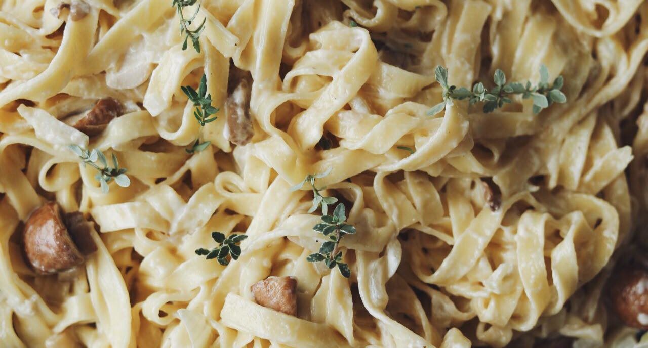 Pasta med svampe og bagt laks